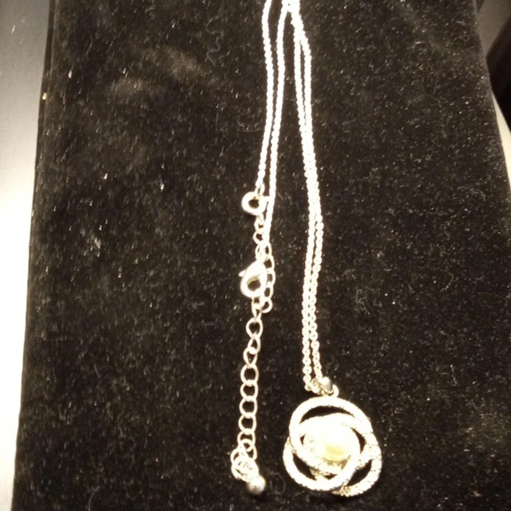 Infinity knot with diamonds pearl in center, Silver toned necklace - Picture 4 of 6